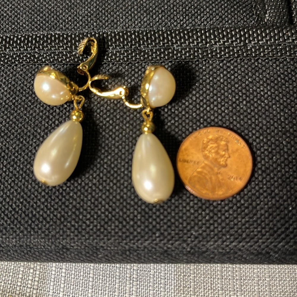 Vintage Richelieu Faux Pearl And Gold Drop Clip O… - image 2